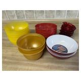 Mixed lot of plastic bowls