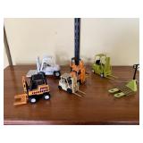 Mixed lot of toy forklifts (5), toy pallet jack