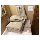 "H" Monogram towel set