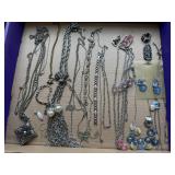 Mixed lot of necklaces, pendants