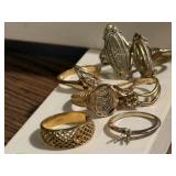 Gold costume rings, setting