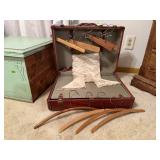 Suitcase of wooden hangers, table linen set