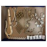 Mixed lot of vintage jewelry