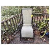 Folding lawn chair