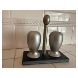 Salt & pepper shaker set