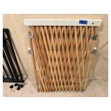 Wooden expanding baby/pet gate