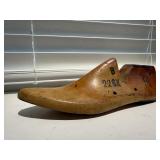 Wooden shoe form