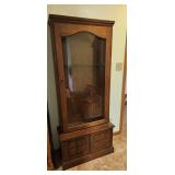 gun cabinet, no lock on top, bottom key is here