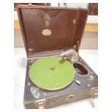 Carryola Master phonograph