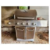Dyna Glo gas grill, with LP tank and gas