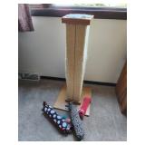 cat scratch post, 34'