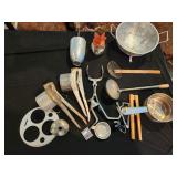 vtg kitchenware items, colander