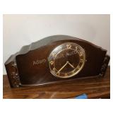 Antique vintage wind up mantle clock