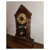 Antique vintage wind up mantle clock