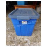 Rubbermaid 18 gallon storage tote