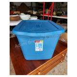 Rubbermaid 18 gallon storage tote