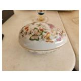 Vintage Avon fine porcelain keepsake box with 22 Vintage Avon fine porcelain keepsake box with 22