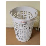 Sterilite 1254 plastic clothes hamper, lid is