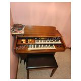 Note-A-Chord Electric organ, comes with piano