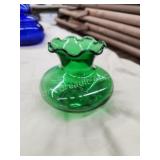Vintage 3.5-in wavy Edge green glass vase Vintage 3.5-in wavy Edge green glass vase