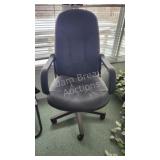 Black vinyl rolling adjustable office chair