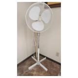 DeLonghi oscillating floor fan