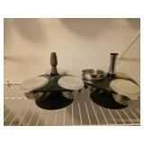 2 condiment stands