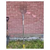 Yardworks Pitchfork. Vintage-style pitchfork with