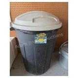 Mighty Tuff 32 gallon trash can with lid