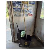 Rubbermaid commercial grade rolling mop bucket,