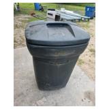 Rubbermaid 32 gallon trash can with lid