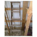 VINTAGE WOODEN 5 FT STEP LADDER