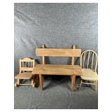 Doll wood stand w/chairs