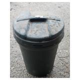Rubbermaid Container with Absorbing Dust