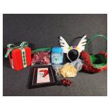 Present Tissue Box Cover, Santa Head Panting