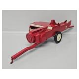 ERTL 1:16 International Harvester Hay Baler
