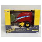 ERTL 1:32 New Holland 560 Roll-Belt Round Baller