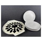 Rubbermaid Plastic Lazy Susan & Plates (8)