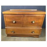 Roos Sweetheart Cedar Chest with Blankets
