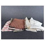 Table Runners (13) Table Cloths (2) Center