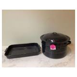 Enamel pot with lid and cake pan Enamel pot with lid and cake pan