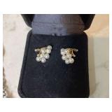 Gold earrings Gold earrings