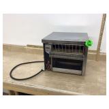 Toasts food efficiently