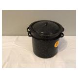 Pot with lid made of enamel for steaming