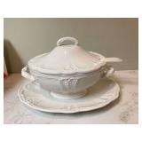 Crème-colored soup tureen set Crème-colored soup tureen set