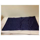King sized navy blue comforter with 2 matching pillowcases King sized navy blue comforter with 2 matching pillowcases