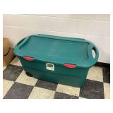 Large storage container with broken hinge Large storage container with broken hinge