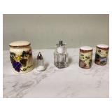 1 White and black shakers2 Seasoning holders3 1 White and black shakers2 Seasoning holders3