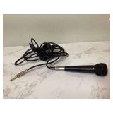 Microphone with one-directional sound input Microphone with one-directional sound input