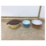 3 VINTAGE PYREX PIECES - GLASS 3 VINTAGE PYREX PIECES - GLASS